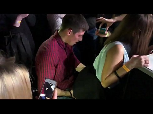 ❤️ Seksê rast di klûbek şevê ya rûsî de. Keçeke rûsî ya 18 salî di nav anus û vajînayê de li klûbeke şevê kenîya ☑ Porno li me ❌️